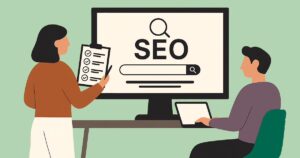 SEO Fehler: Eine Person sitzt am Tisch, eine weitere Person seht mit einer Checkliste daneben. sie schauen auf einen Bildschirm wo SEO drauf steht.