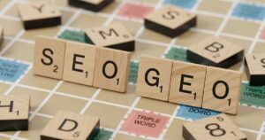 SEO vs. GEO (Generative Engine Optimization): Scribble Steine welche die Wörter SEO und GEO zeigen.