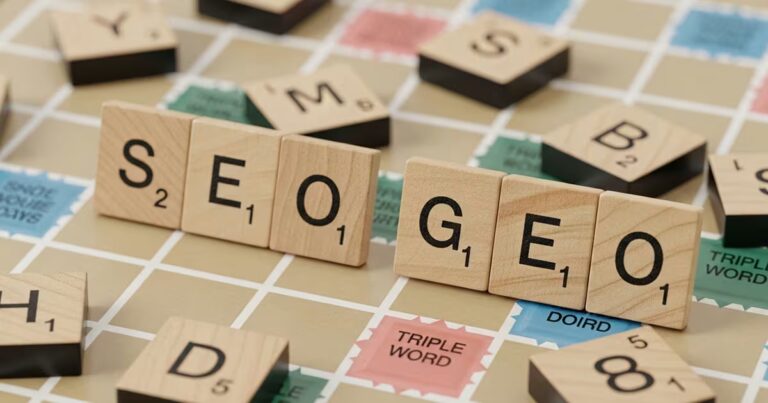 SEO vs. GEO (Generative Engine Optimization): Scribble Steine welche die Wörter SEO und GEO zeigen.